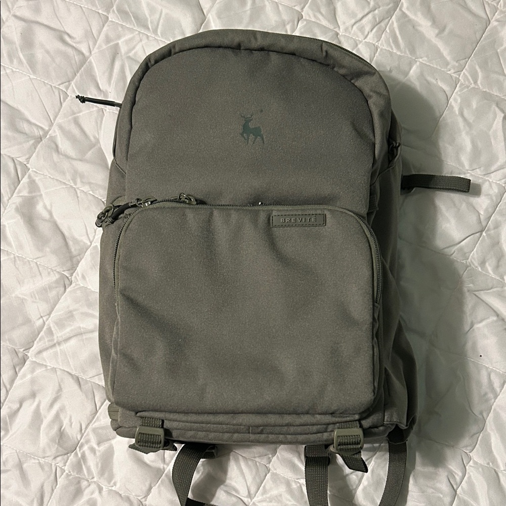 Brevitē green camera backpack (like new!)